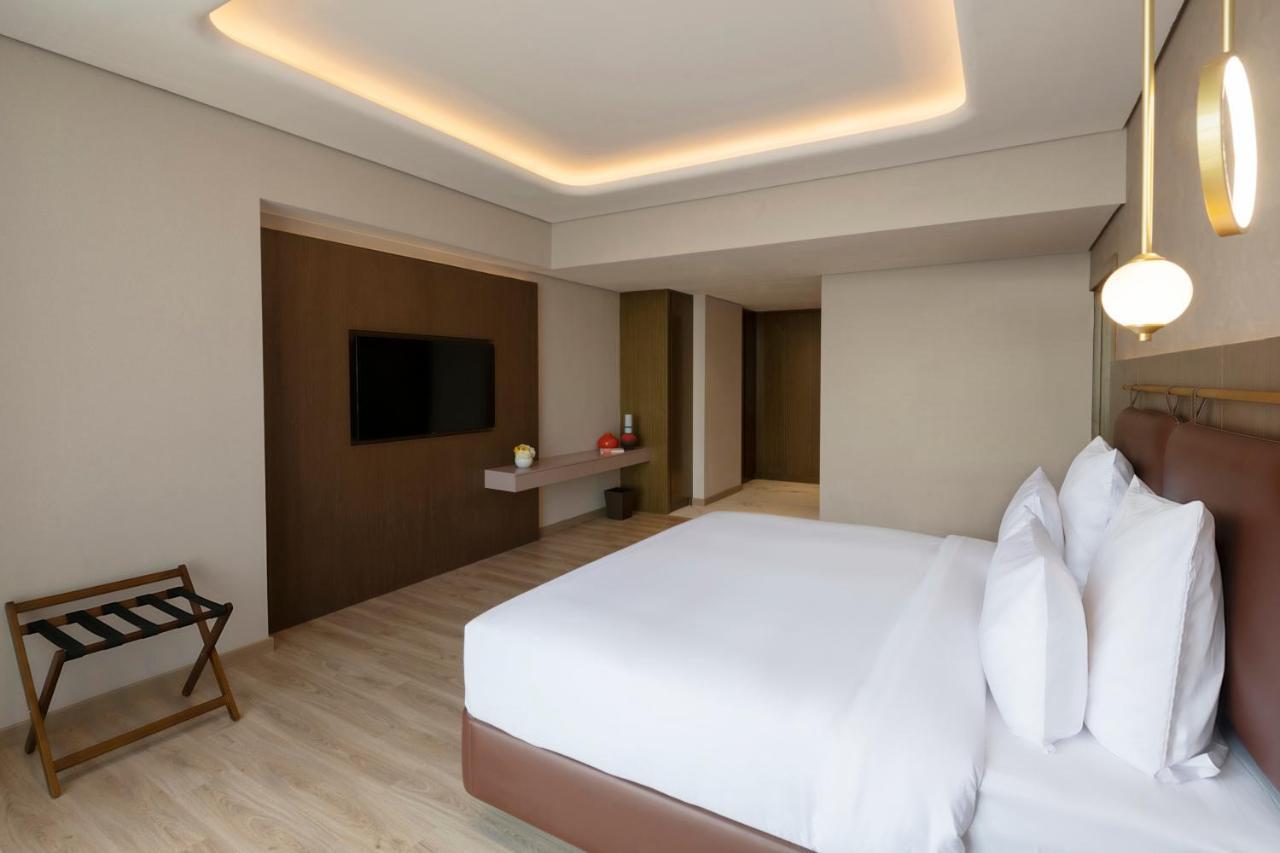 Movenpick Jumeirah Village Triangle Dubai Luaran gambar A bedroom at the hotel