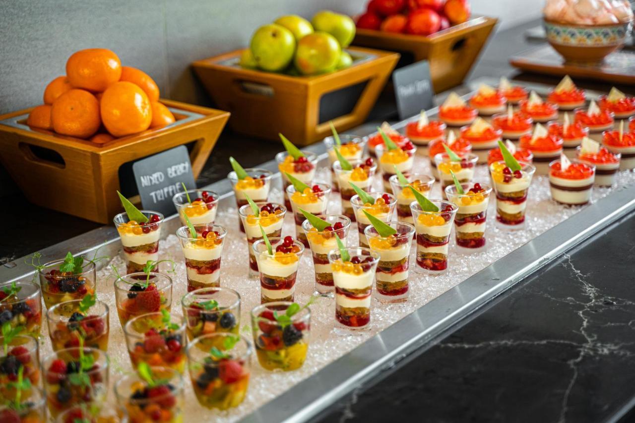 Movenpick Jumeirah Village Triangle Dubai Luaran gambar A dessert buffet