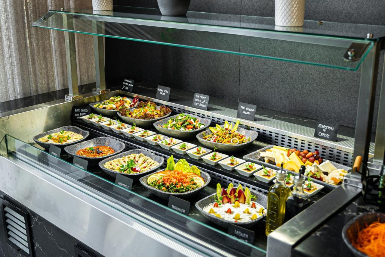 Movenpick Jumeirah Village Triangle Dubai Luaran gambar A salad bar