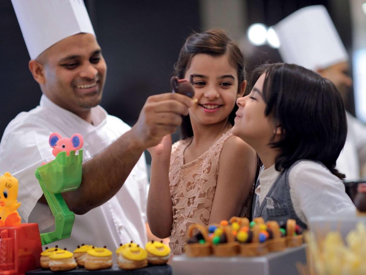 Movenpick Jumeirah Village Triangle Dubai Luaran gambar A pastry chef at work
