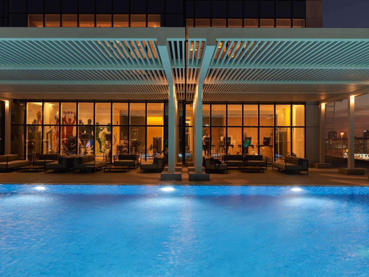 Movenpick Jumeirah Village Triangle Dubai Luaran gambar The swimming pool at the hotel