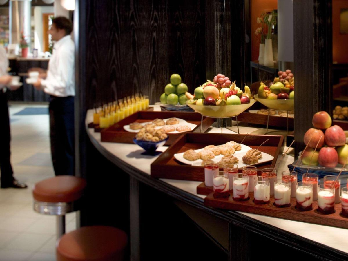 Movenpick Jumeirah Village Triangle Dubai Luaran gambar A buffet at a hotel
