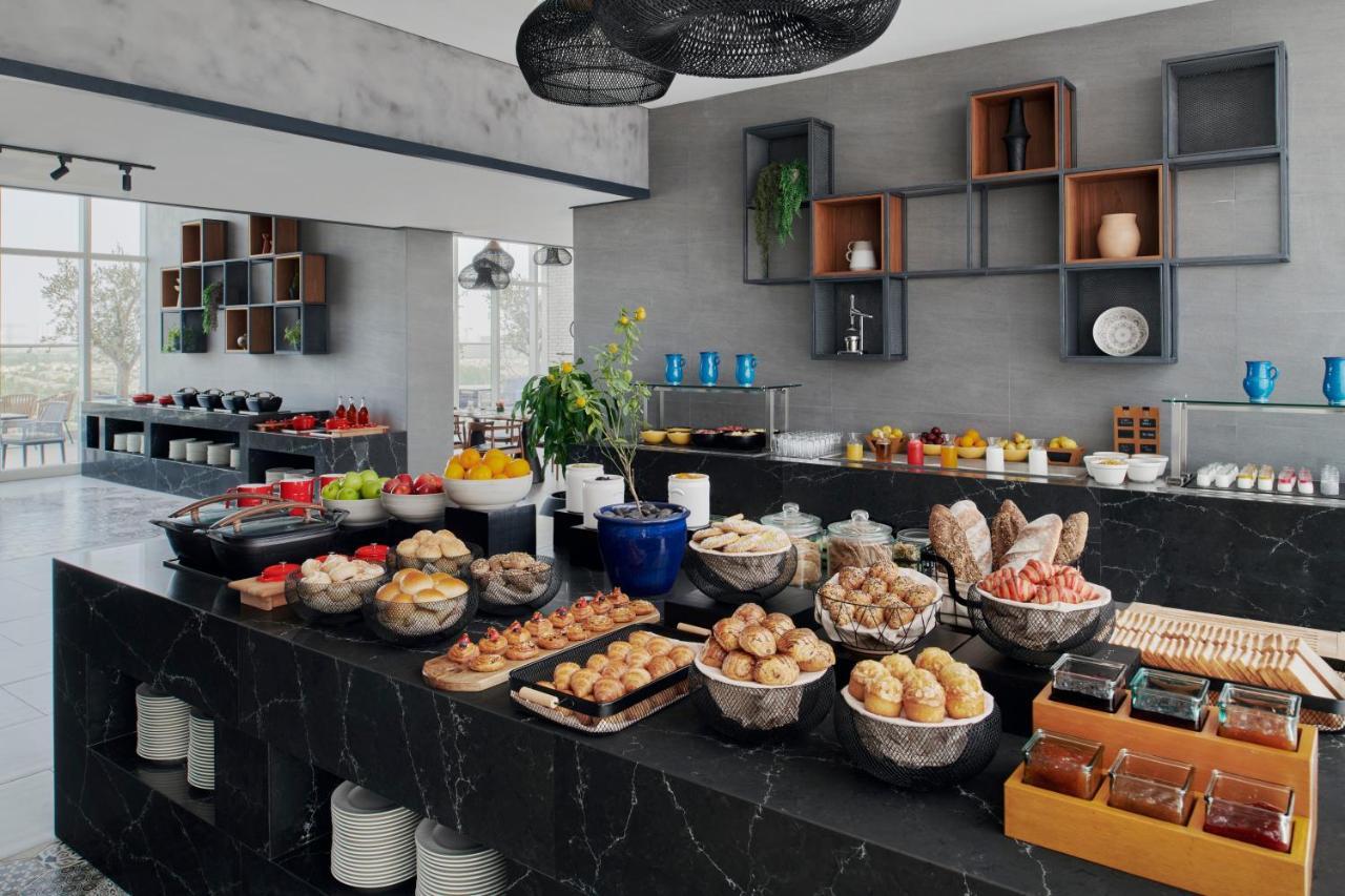 Movenpick Jumeirah Village Triangle Dubai Luaran gambar A buffet at a hotel