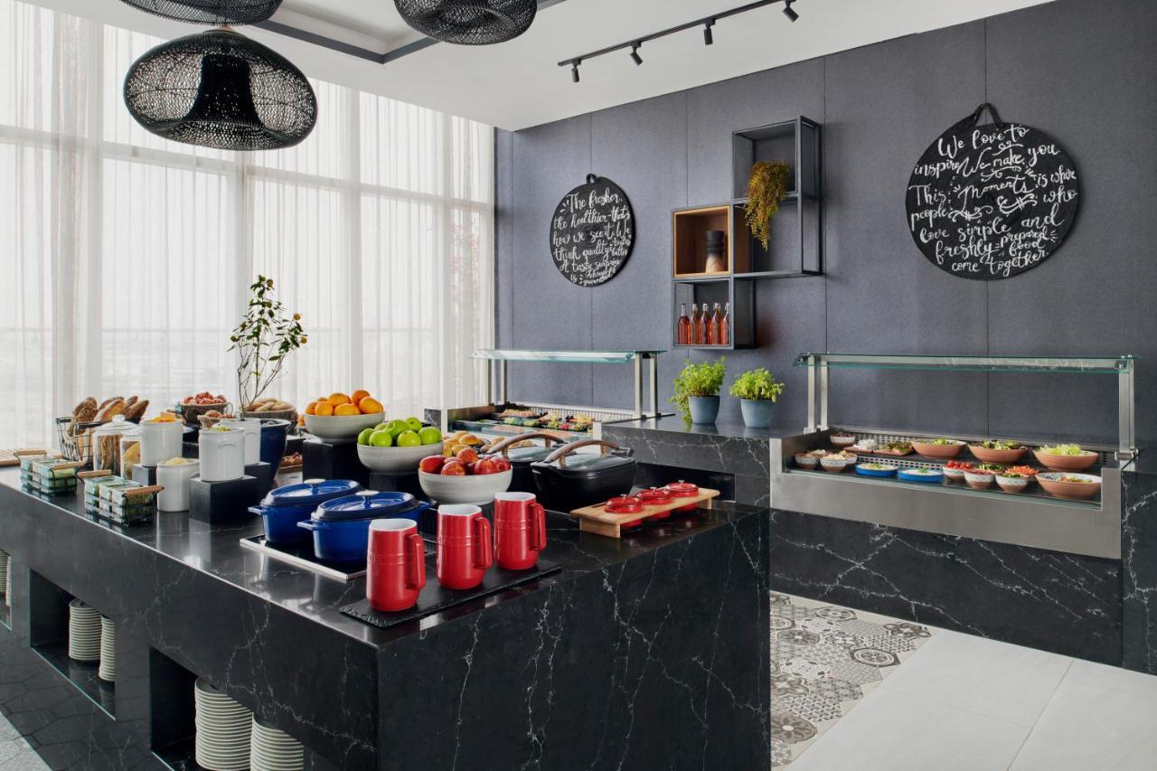 Movenpick Jumeirah Village Triangle Dubai Luaran gambar A buffet at a hotel